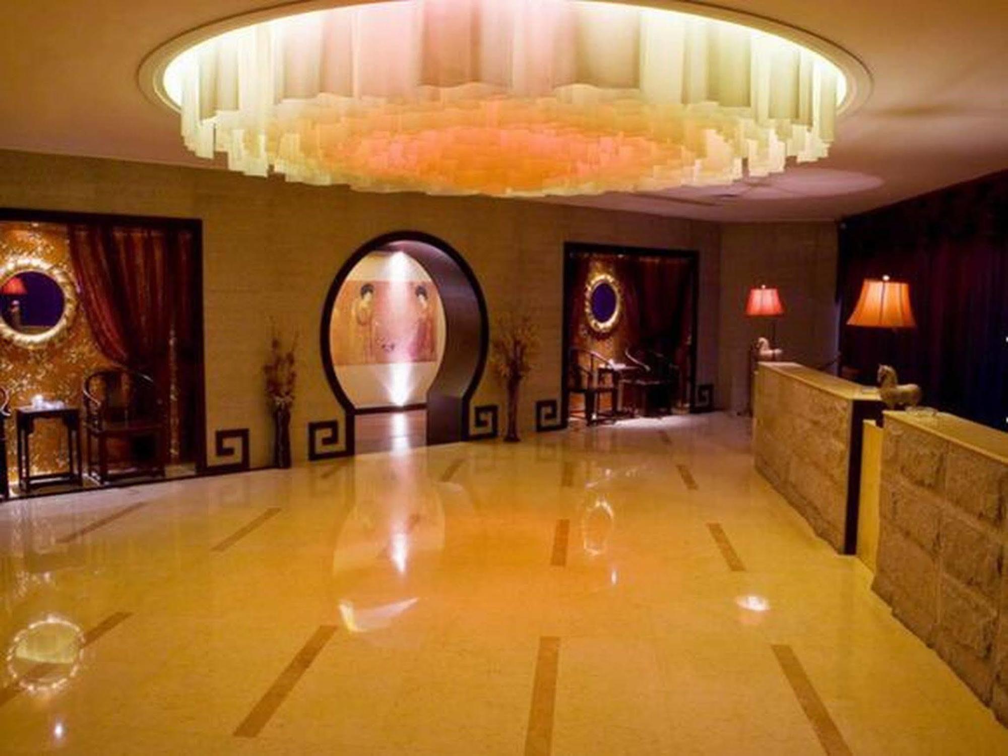 Hongyi Hotel Wuhan Exterior photo